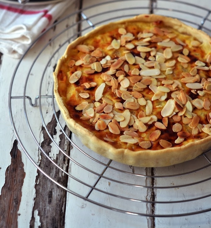 Quiche con pere, scamorza affumicata e mandorle