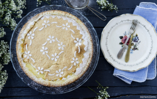 crostata ripiena con crema al limone