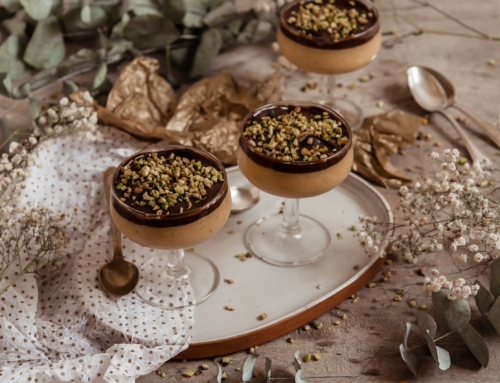 Bavarese ai cachi senza uova con ganache al cioccolato fondente