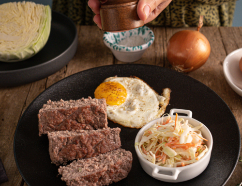 Leberkäse all’italiana con uovo fritto e insalata di cavoli