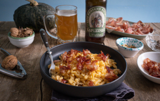 Spätzle di zucca con speck croccante, burro e noci