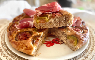focaccia ai fichi fatta in casa servita con il crudo