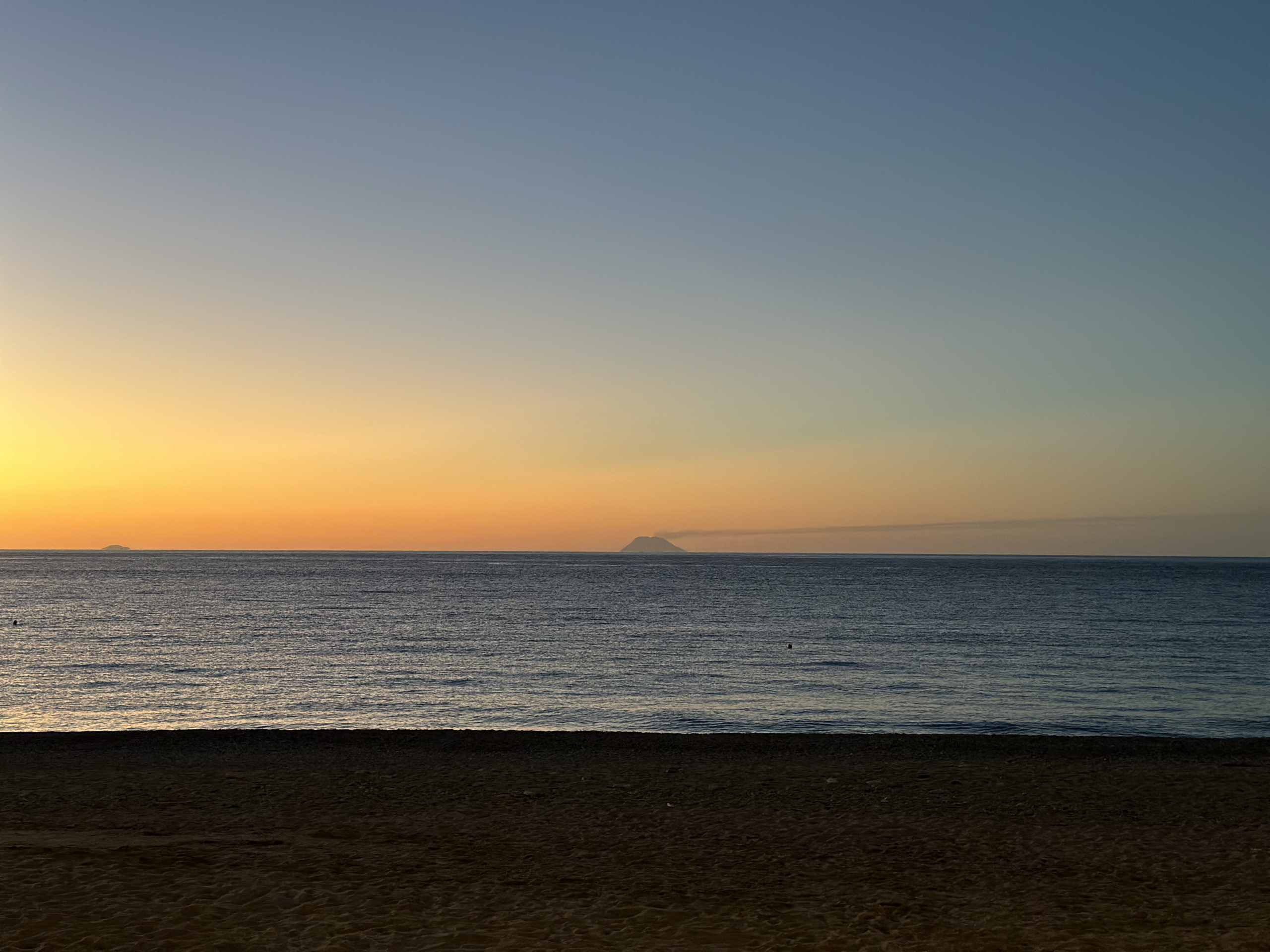 Tramonto a Scilla verso lo Stromboli in attività