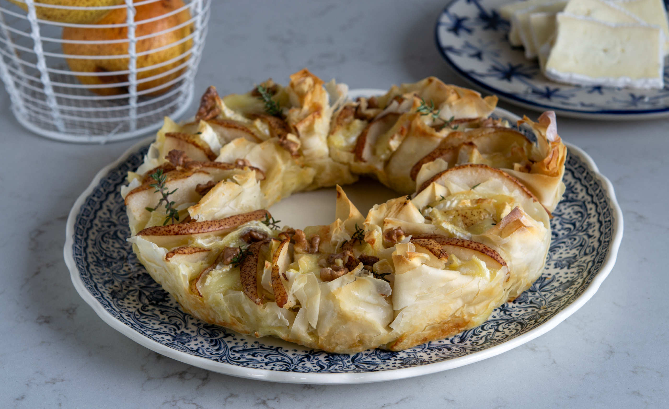 Torta fisarmonica con pasta fillo a forma di ghirlanda con pere, noci, brie, timo, panna