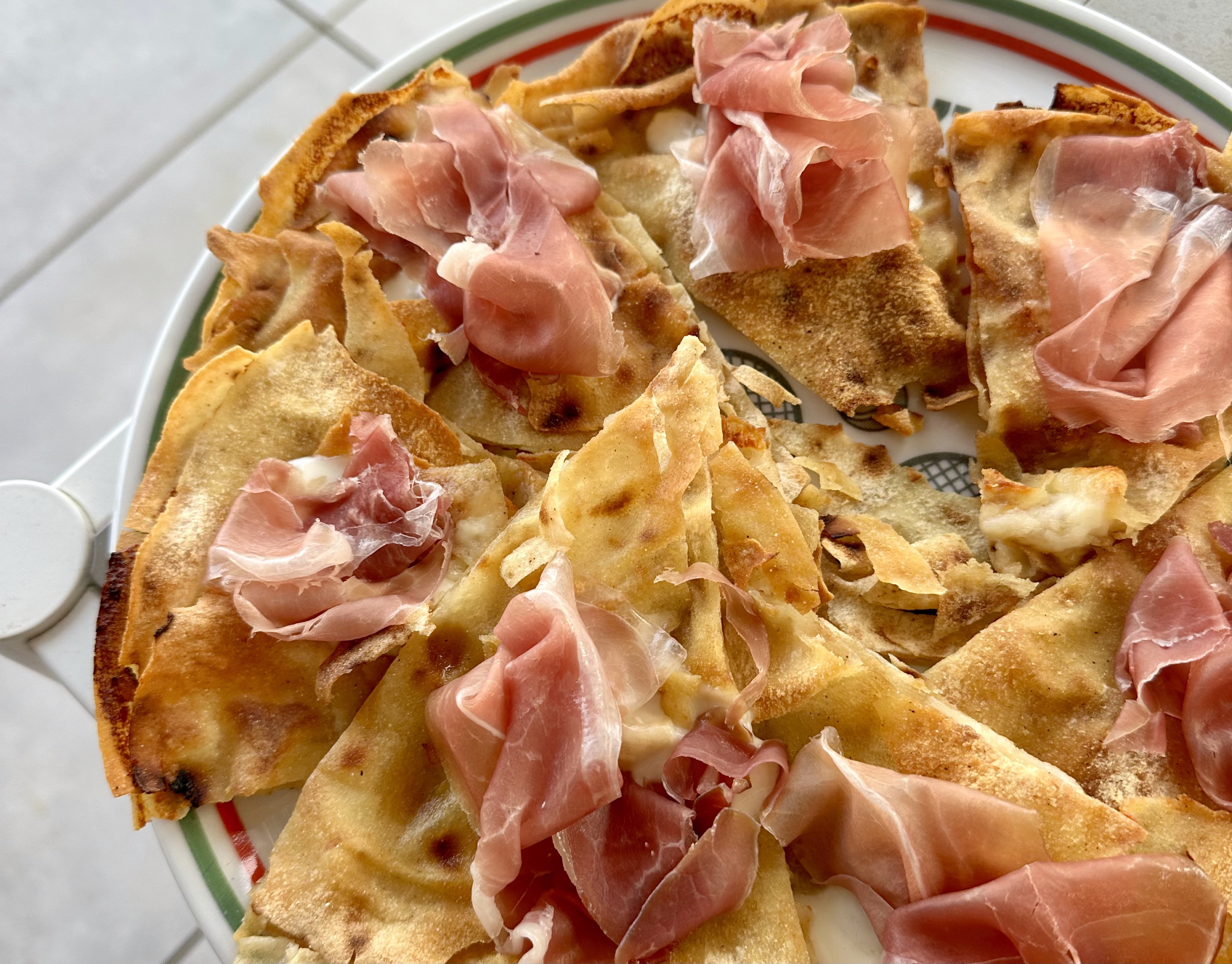 focaccia al formaggio furba con prosciutto crudo 